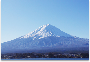 遠くに映る富士山